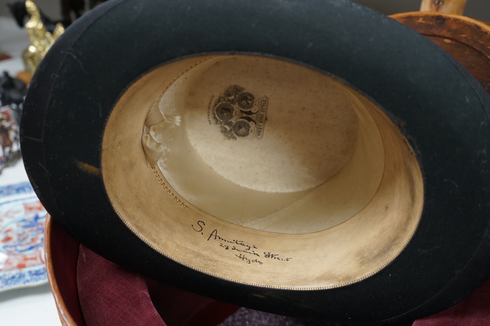 A 'Leg of Mutton' leather gun case and a top hat in leather case, gun case 75cm long.
